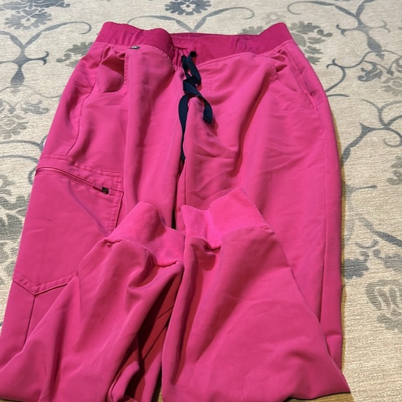 Figs scrubs in electric orchid - Picture 4 of 6